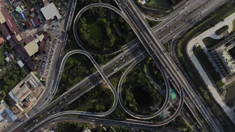 vista de arriba de la autopista, el tráfico vial es una infraestructura importante