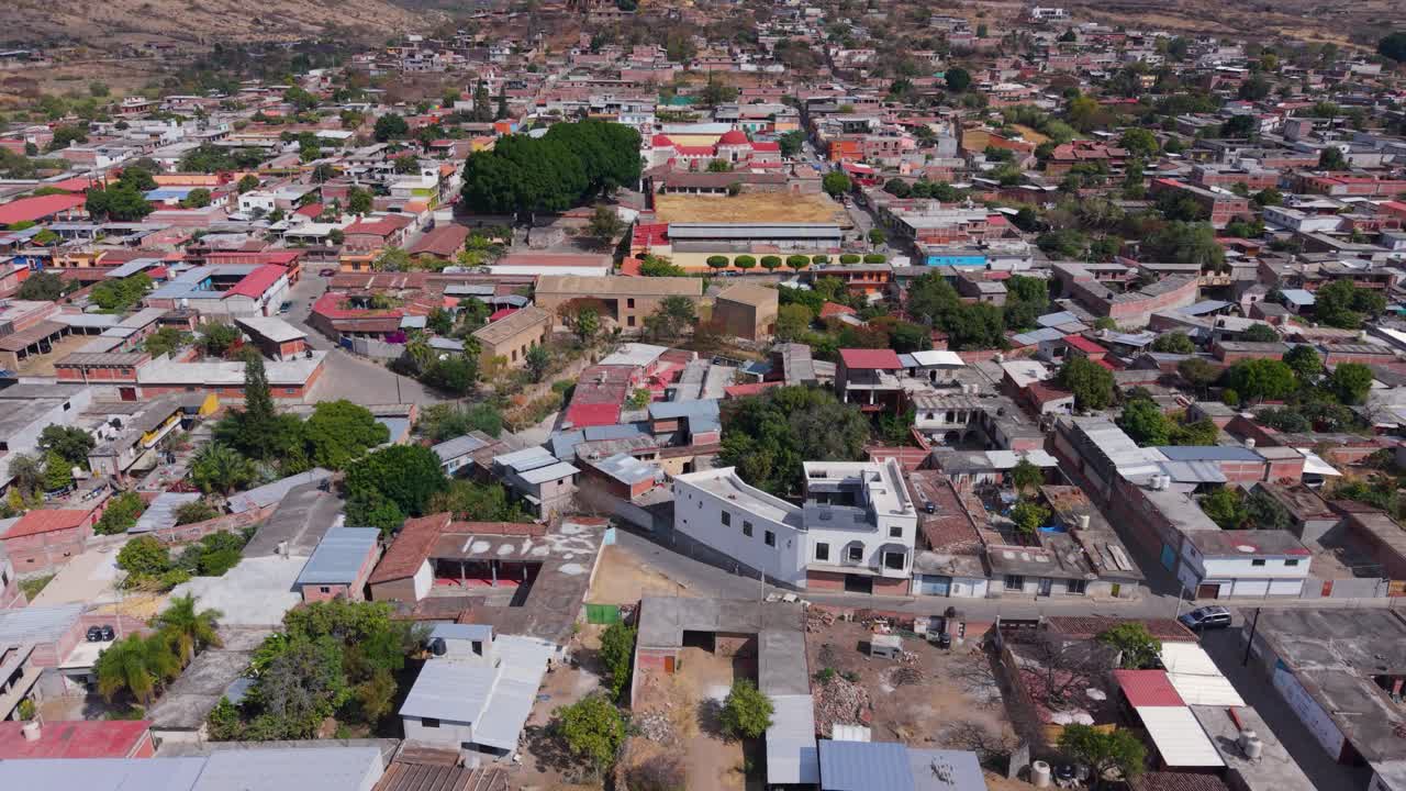 Villaggio indigeno rurale nelle Valli Centrali di Oaxaca visto dall'alto con un drone