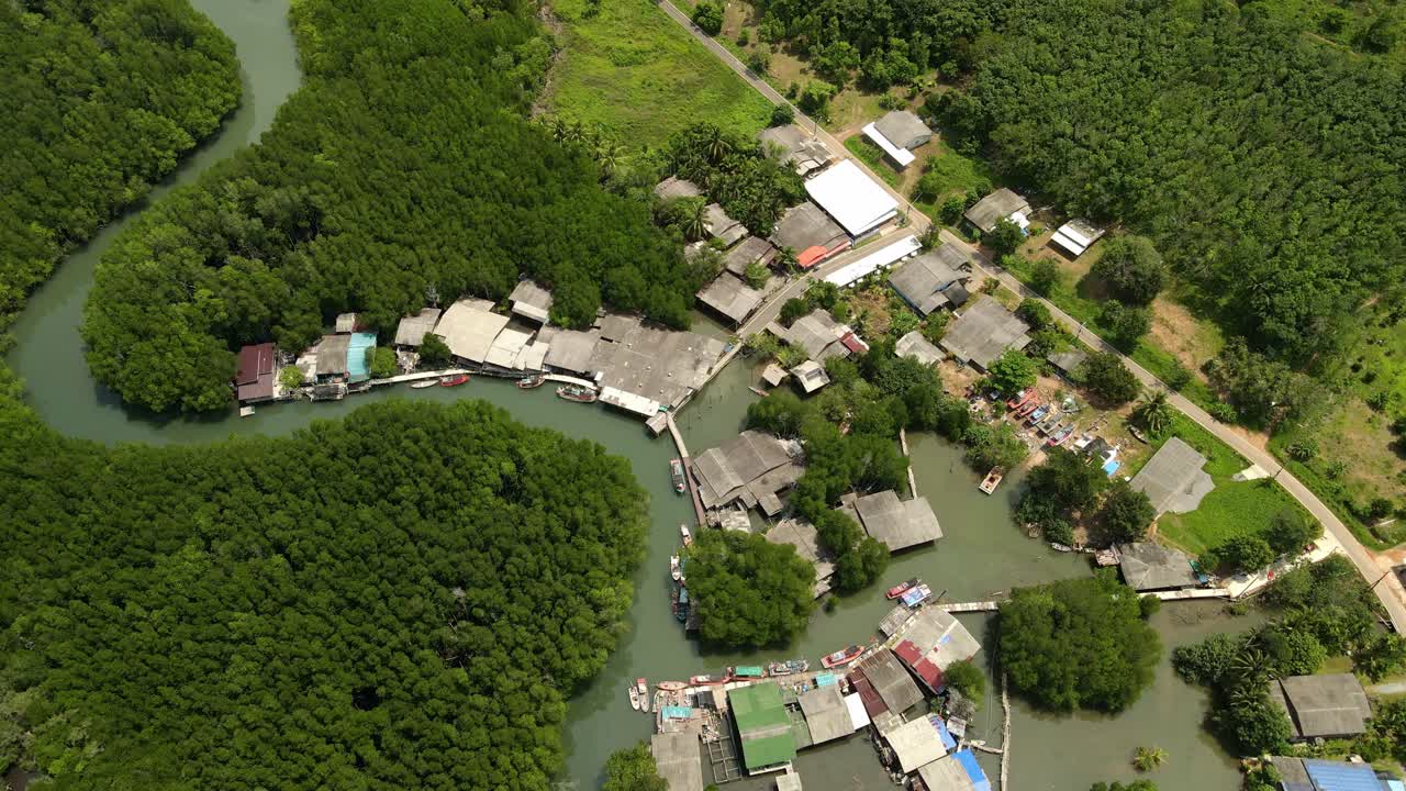 vista aérea de pájaro de los manglares y el pequeño pueblo de pescadores