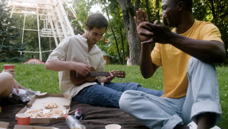 personas que se divierten al aire libre