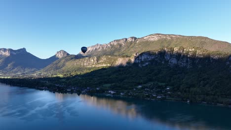 globo aerostático sobre un impresionante lago alpino en francia