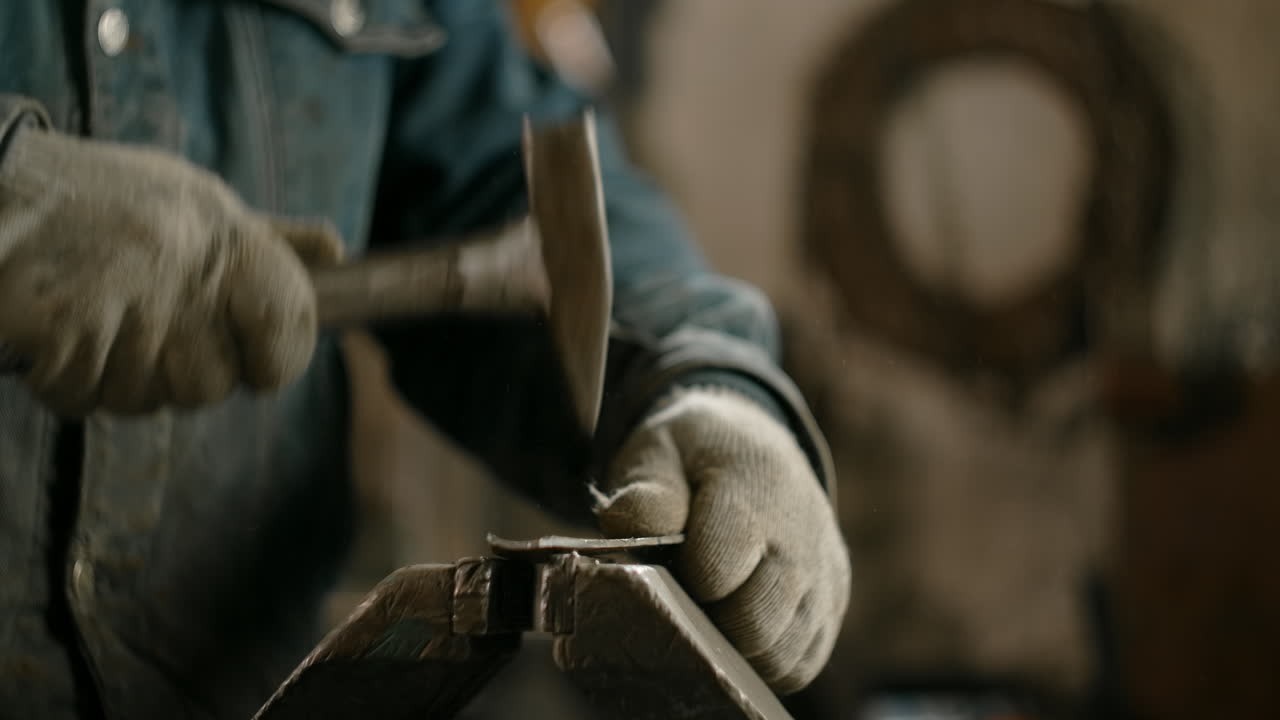 кузнец на работе