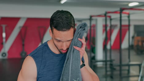 sudoración, fitness y hombre con toalla en el gimnasio