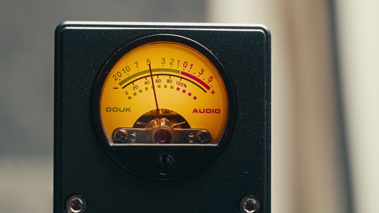하이파이 증폭기: 고전적인 사운드 패널에서 오디오 신호 수준을 모니터링하는 오디오 콘솔, 화살표와 함께 클로즈업 아날로그 신호 지표