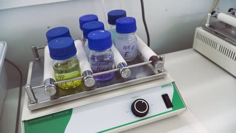 científico que maneja muestras en un laboratorio