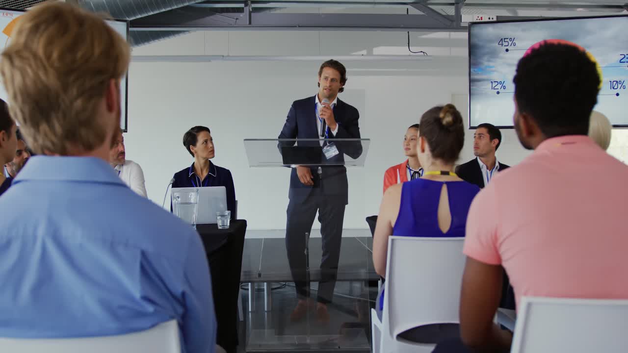orador masculino dirigiéndose a la audiencia en una conferencia de negocios