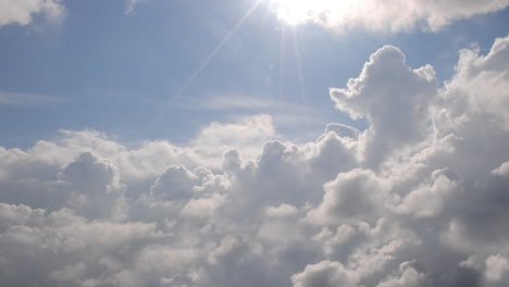 Toma-Aerea-Vuelo-Sobre-Las-Nubes-Hacia-El-Sol