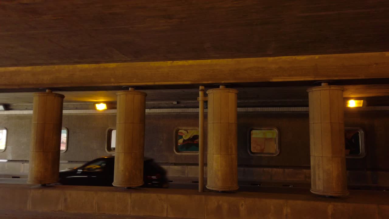 네덜란드 에 있는 에인드호벤 에 있는 거리 예술 작품 과 함께 다리  ⁇  에서 이동 하는 자동차 들