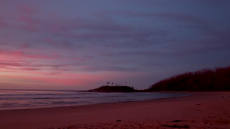 Un-Hermoso-Amanecer-Rosado-Sobre-La-Remota-Costa-Salvaje-En-El-Norte-De-Gippsland-Victoria