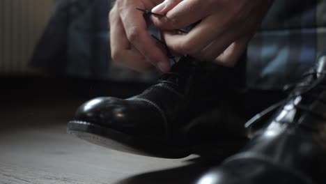 Hombre-Vestido-Con-Zapatos-Negros-Formales-Brillantes,-Preparándose-Para-La-Boda.