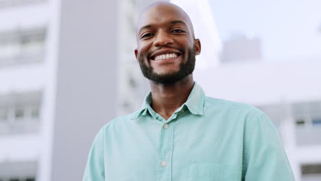 Ciudad,-Sonrisa-Y-Rostro-De-Hombre-Negro-De-Negocios