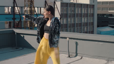 hermosa mujer bailando en el techo joven mujer brasileña realizando movimientos de danza latina en la ciudad