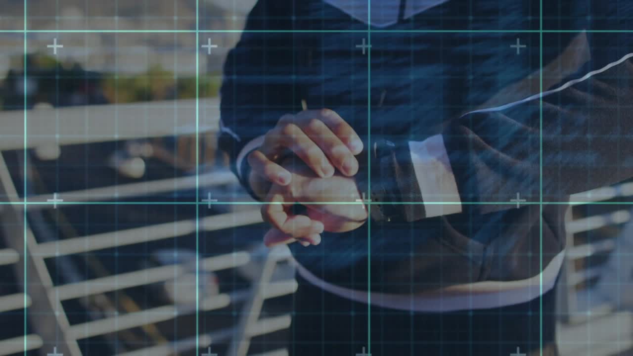 옥상으로 들어가는 옷을 잘 갖춰 입은 남자가 기술 인터페이스를 불러와 코드를 구성하고 스마트워치를 조정하고 있어요