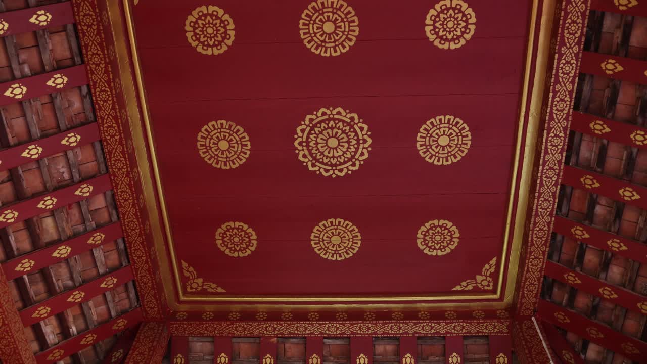 Laos'un Vientiane şehrindeki Pha That Luang Altın Stupa Budist Tapınağı'nın iç kısmındaki renkli dini resimler