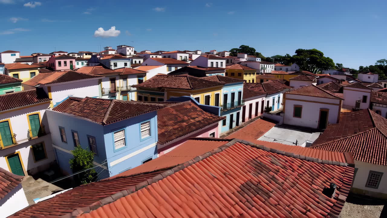 Città storica colorata con tetti di tegole rosse