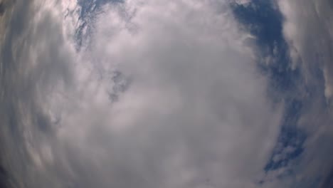 cielo azul y capa de nubes moviéndose en una hermosa tarde soleada