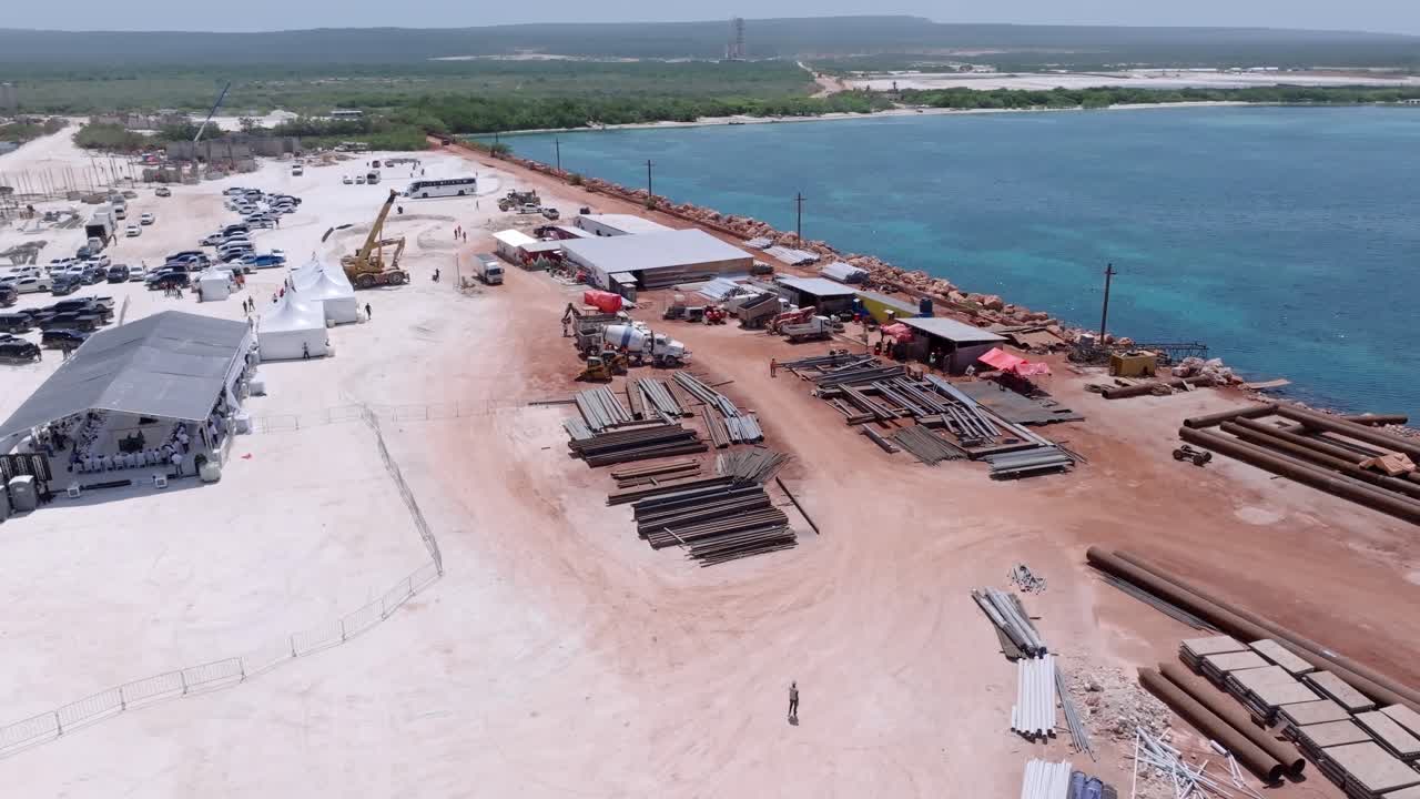 vista aérea del sitio de construcción con tuberías, acero y maquinaria industrial en el puerto terminal de cabo rojo