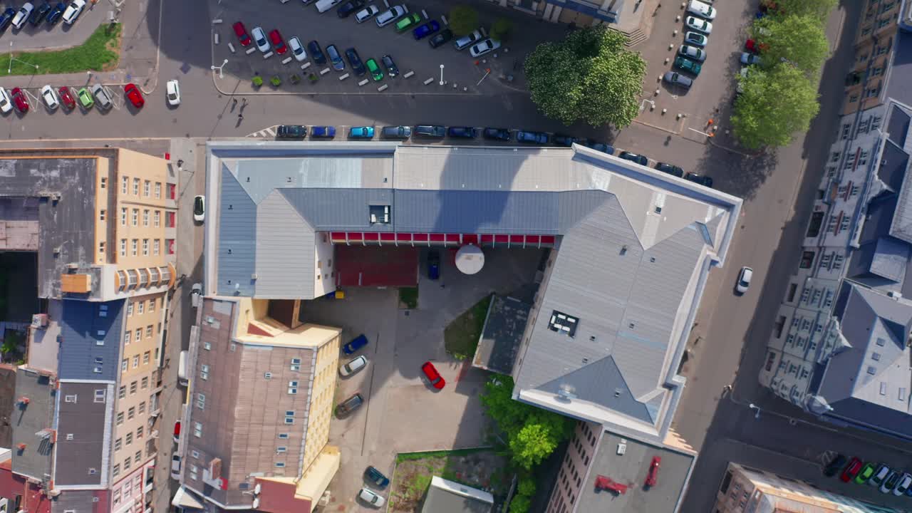 Toma cenital con dron de un edificio en el centro de la ciudad de Ostrava