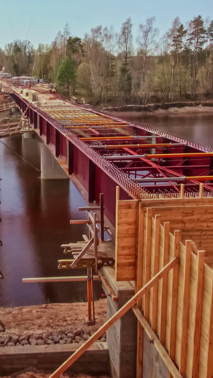 construcción de un puente sobre un río