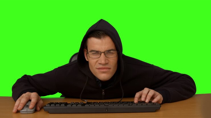 Hacker che digita alla sua scrivania
