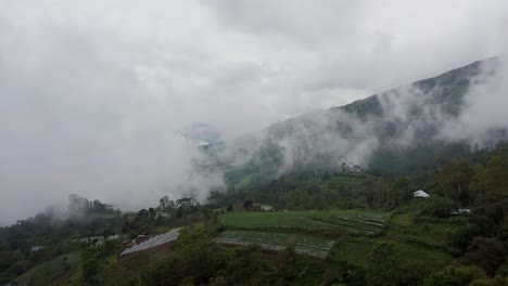 Niedriger-Nebel,-Der-Eine-Gräuliche-Szene-In-Abgelegenen-Ländlichen-Tropischen-Berglandschaften-Erzeugt