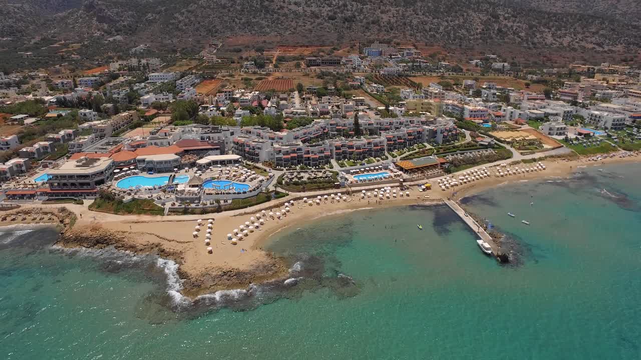 la ciudad turística de stalis con resorts de playa durante el verano