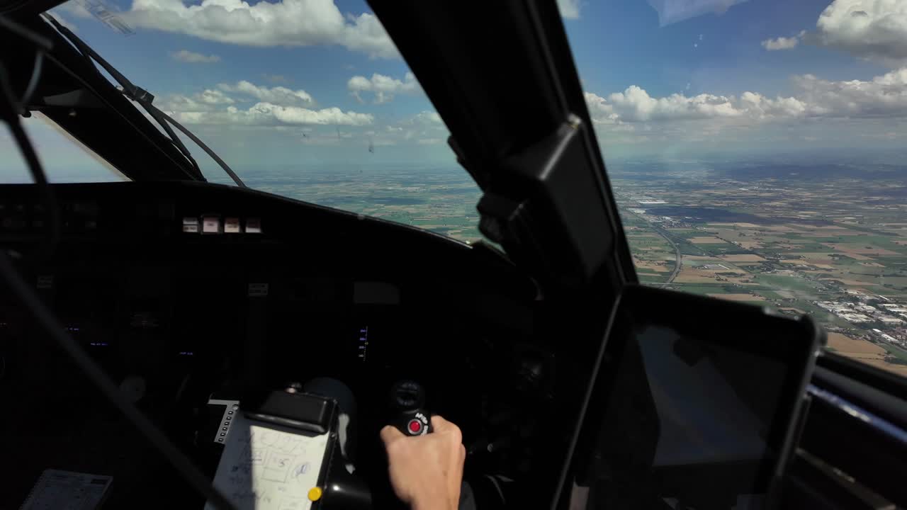 비행기를 조종하는 것