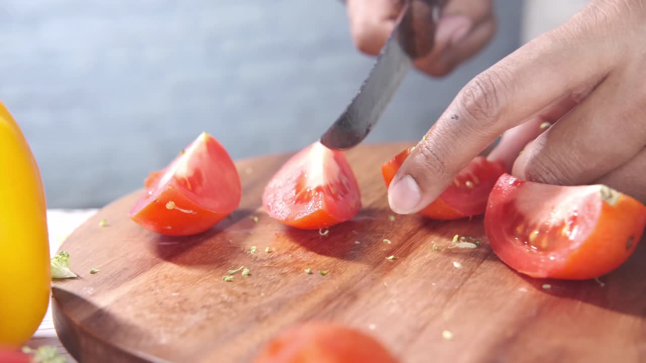 토마토를 잘라내는 것