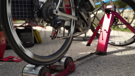 bicicleta en el entrenador 120 fps