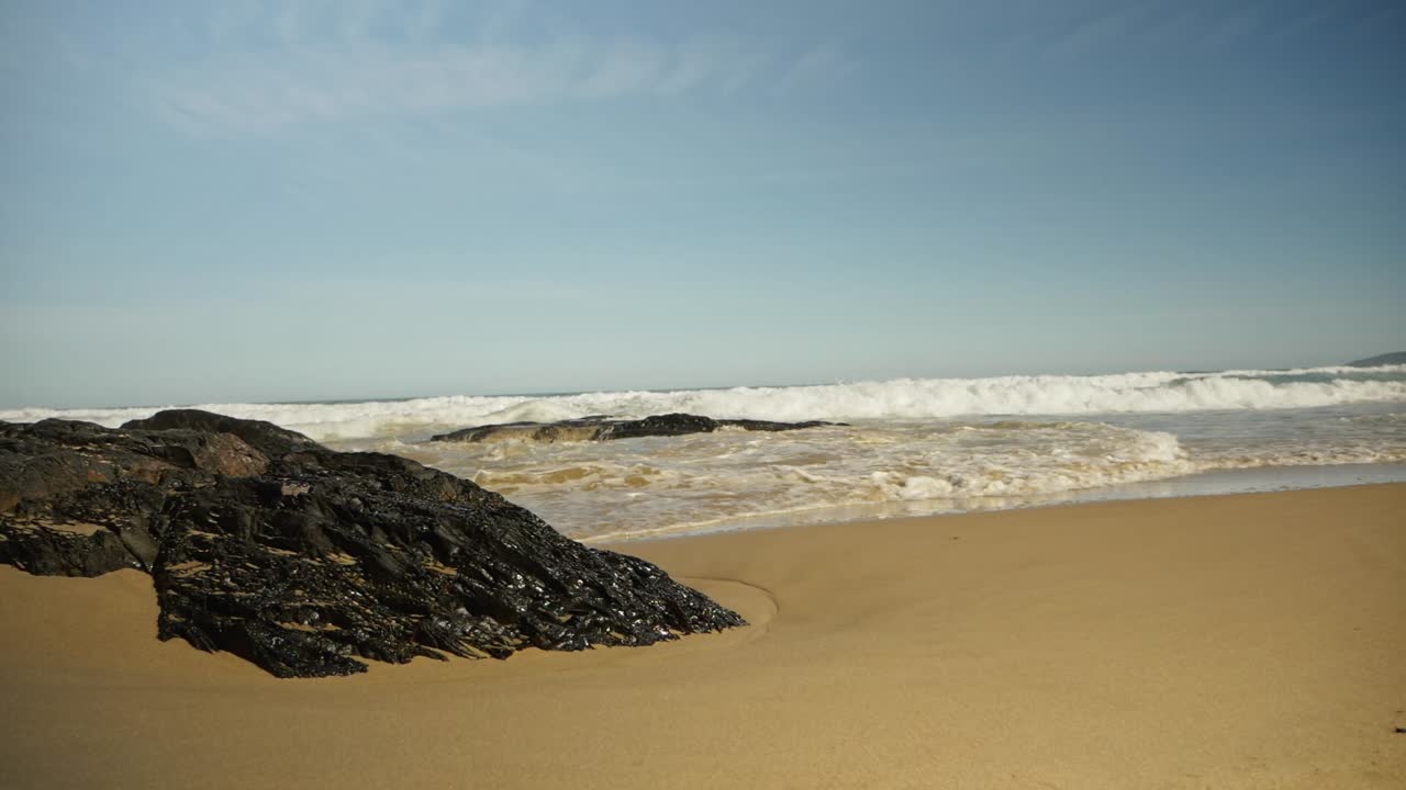 바위 사이로 들어오는 슬로우 모션 바다 물