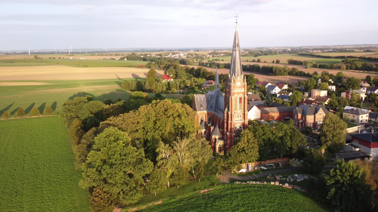 체코 공화국 오파바 지역 - 수디체 마을의 자나 크르티텔레 교회 - 공중 드론 촬영