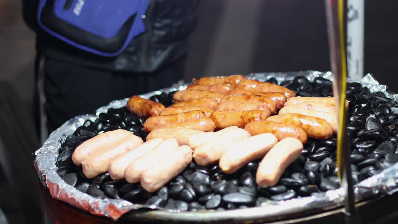 뜨거운 그릴 에 균등 하게 요리 하는 소시지