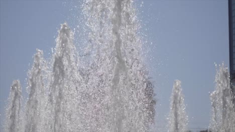 Kräftige-Strahlwolken-Sorgen-Für-Glitzernde-Kaskadendarstellung-Im-Wasserbrunnen,-Der-Sich-Langsam-Nach-Oben-Neigt