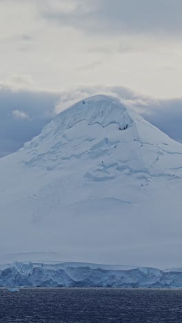 Paisaje-Invernal-Antártico-De-Montañas-Y-Glaciares,-Hermoso-Y-Dramático-Paisaje-Antártico-Con-Hielo-Nevado-Y-Montañas-Nevadas,-Video-Vertical-Para-Redes-Sociales,-Carretes-De-Instagram-Y-Tiktok