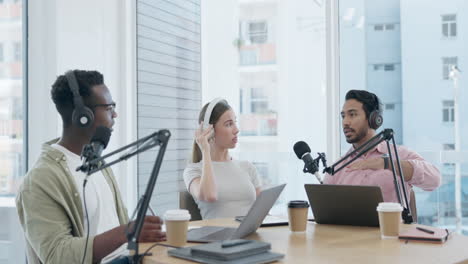 podcast, micrófono y gente en la oficina para discutir