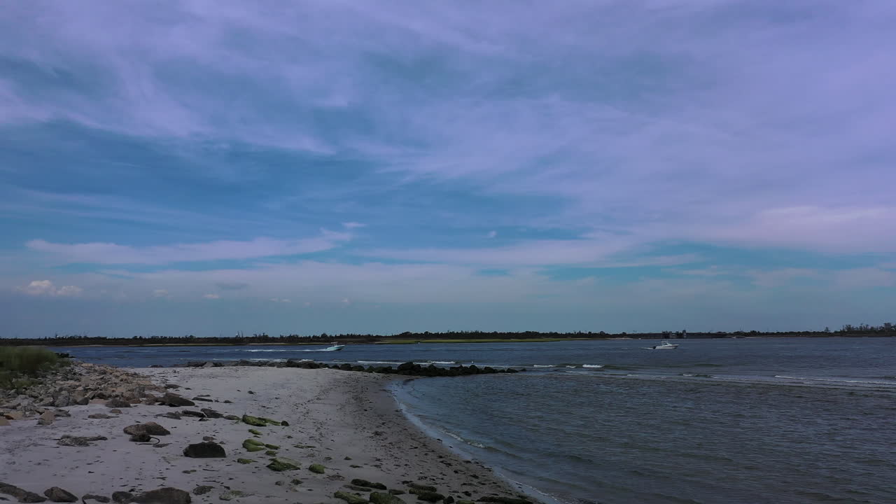 화창한 날 빈 해변의 낮은 각도 드론 샷