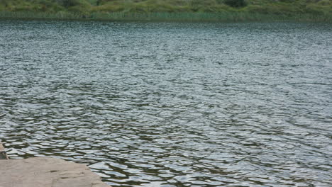 lake waves flowing right to left in wentworth falls lake