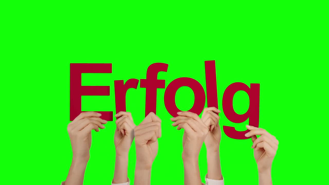 mujer con la mano sosteniendo la palabra erfolg