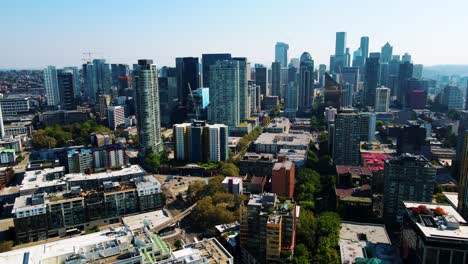 Drone-Captura-Un-Video-Aéreo-De-Seattle,-Washington,-Mostrando-Sus-Muchos-Edificios,-Torres-Y-Rascacielos