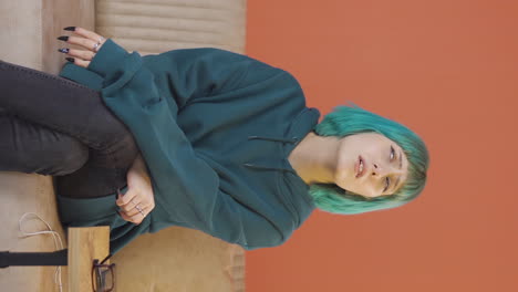 vertikales video einer unglücklichen jungen frau.