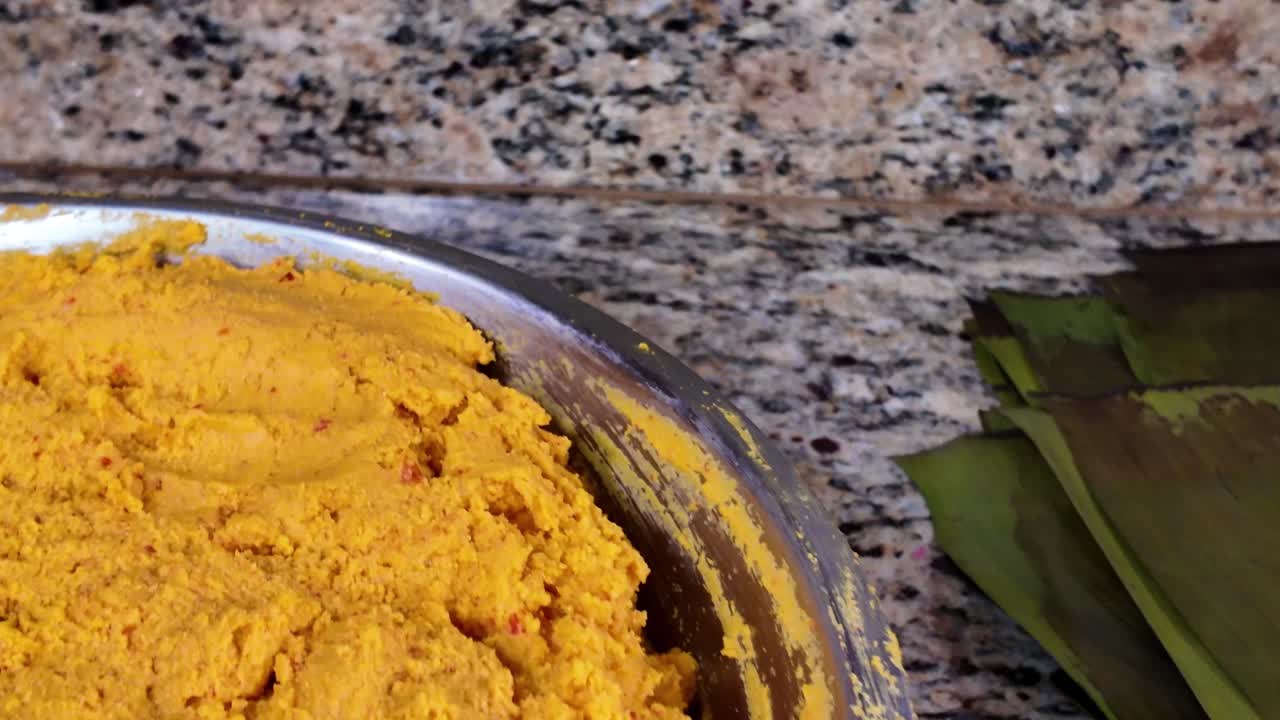 Sağlıklı yemeklere farklı tatlar. Venezuela kültürünün kutlaması: Noel yemeğinin yıldızı Hallaca. İçindekiler, lezzetlerin ve besin bileşenlerinin dengesini sunuyor.
