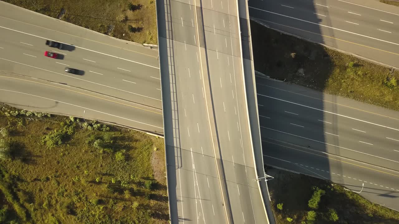 Vista a volo d'uccello di un cavalcavia autostradale al tramonto