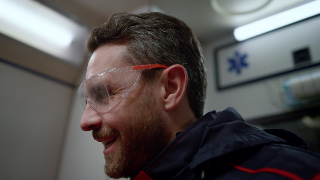 técnico médico de emergencia con expresión facial feliz