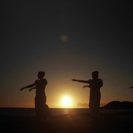 Einheimische-Hawaiianische-Tänzer-Treten-Bei-Sonnenuntergang-In-Der-Ferne-Auf-1