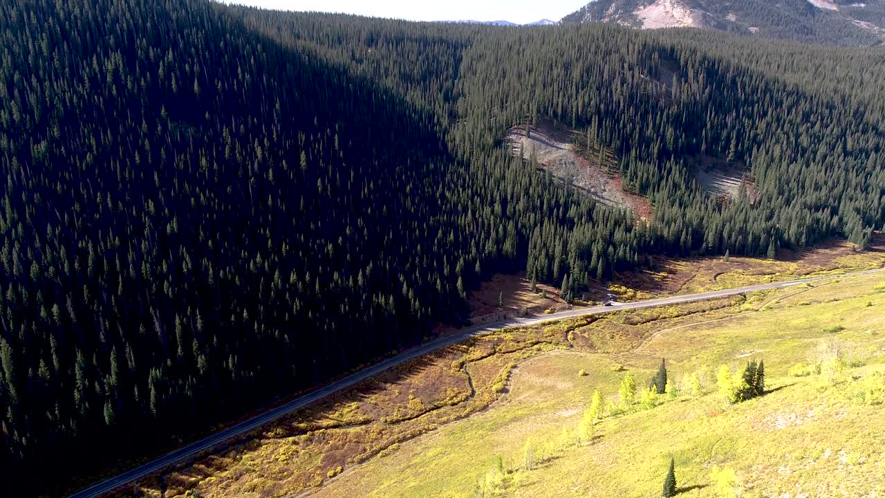 un valle lleno de álamos, pinos y vistas
