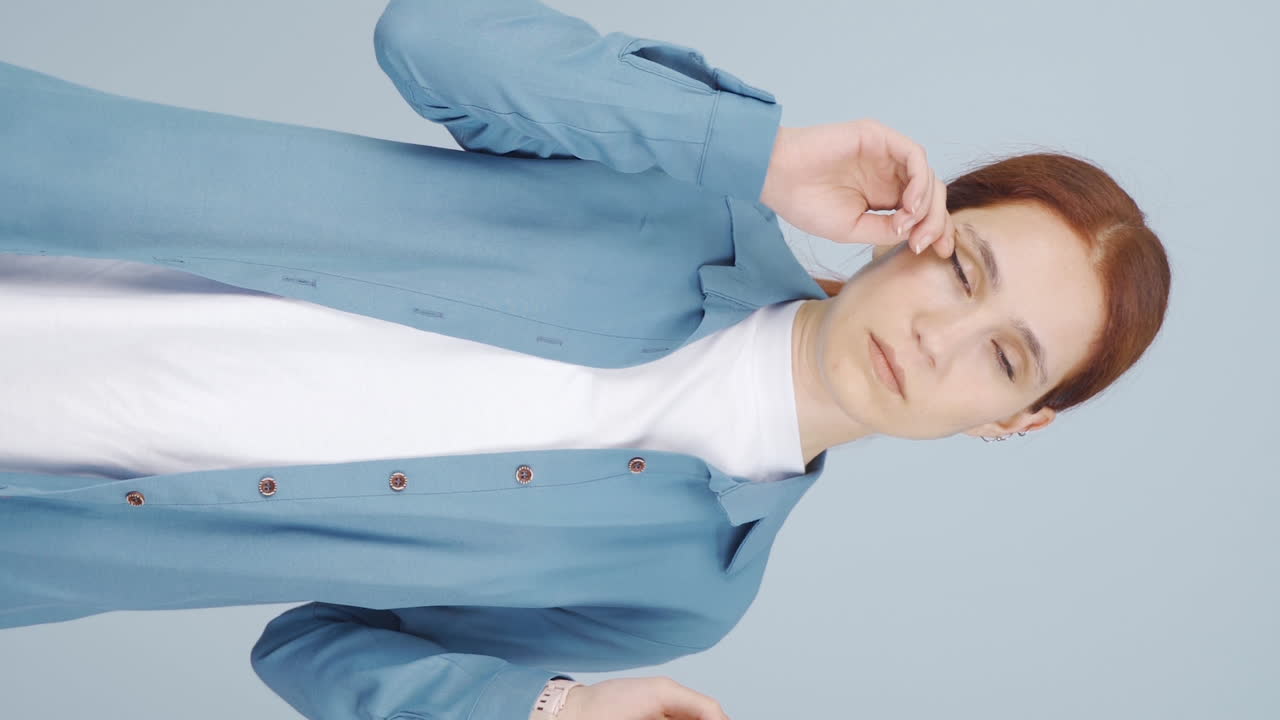 눈이 흐르는 아픈 여자의 수직 비디오.