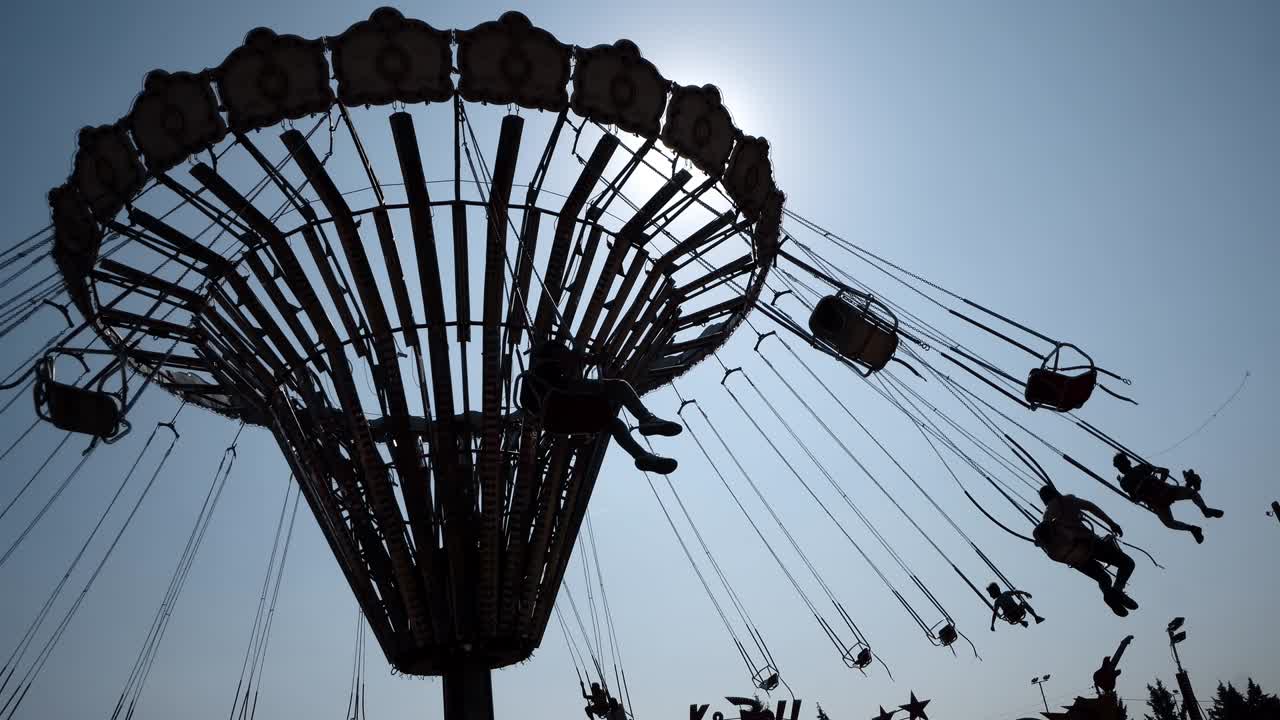 체인 스 카루셀 에 있는 시호 십대 소녀 들