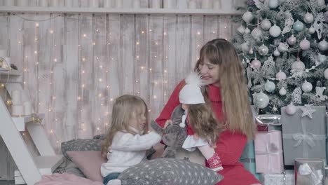 una niña adorada juega muñecas con una madre bastante rubia