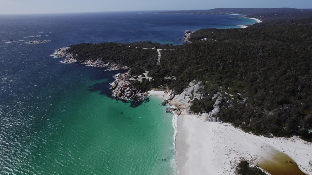 Kemp Sloop Reef, vyhlídka Sloop Rock v Binalong Bay, Tasmánie, Austrálie – záběr dronem