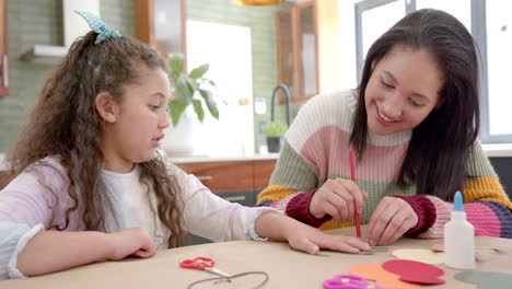 Glückliche-Biracial-Mutter-Und-Tochter-Spielen-Mit-Farbigem-Papier-Und-Lächeln-Im-Sonnigen-Wohnzimmer